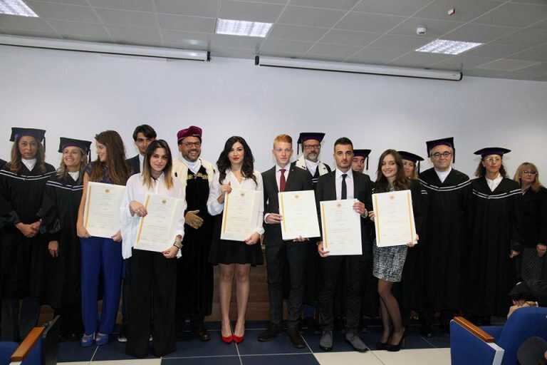 Ai neolaureati Unisa la pergamena di laurea consegnata all’atto della proclamazione Ai neolaureati Unisa la pergamena di laurea consegnata all’atto della proclamazione