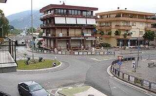 Tenta di investire la rivale in amore ma rompe il piede al ragazzo che fa da scudo