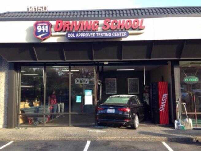 Usa, fa l’esame per prendere la patente e si schianta contro la vetrina della scuola guida Usa, fa l’esame per prendere la patente e si schianta contro la vetrina della scuola guida