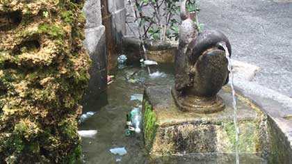 Salerno, i vandali trasformano la Fontana dei Pesci in una discarica