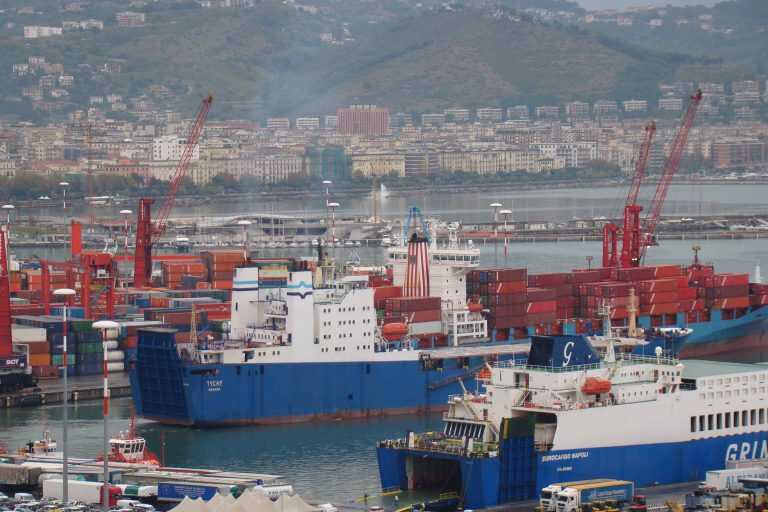 Mezzi in disuso dell’esercito sequestrati nel porto di Salerno. Destinati al gruppo islamista Al Shabab