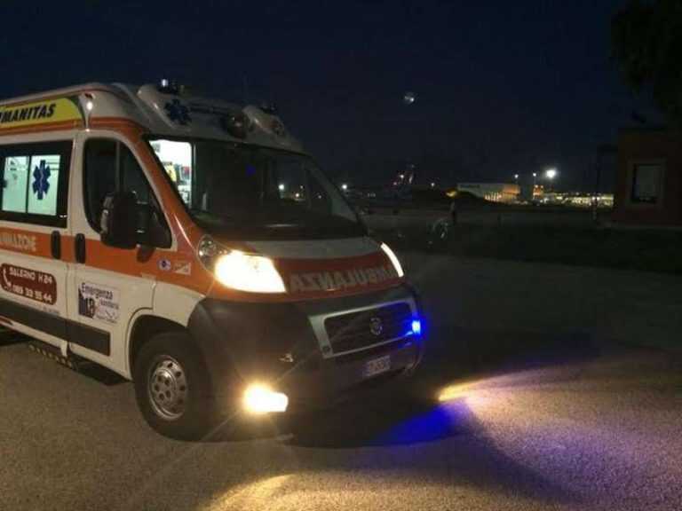 Auto si schianta contro albero: 2 feriti tra le lamiere. Intervengono i vigili del fuoco