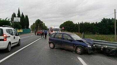 Scontro tra auto e moto sulla Statale 18: muore una donna, ferito il figlio