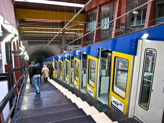 Napoli_-_Funicolare_di_Montesanto