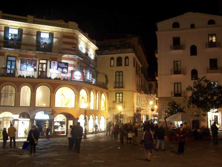 Salerno, trentenne accoltellato in pieno centro per uno sguardo di troppo alla fidanzata Salerno, trentenne accoltellato in pieno centro per uno sguardo di troppo alla fidanzata