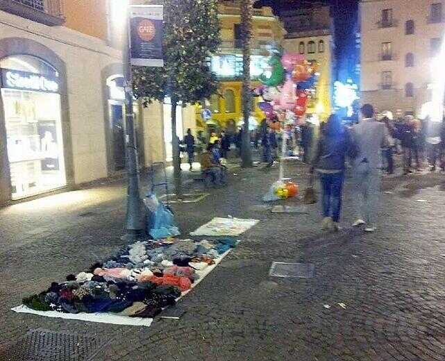 Salerno. Ritornano i venditori abusivi: allarme per i commercianti in vista delle Luci d’Artista