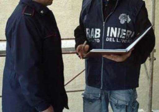 Salerno. Lotta al lavoro nero, blitz all’interno di un laboratorio tessile in cui lavoravano 12 irregolari