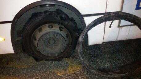 Paura a Napoli, esplode pneumatico di un bus. Faisa Cisal:”Era rigenerato”