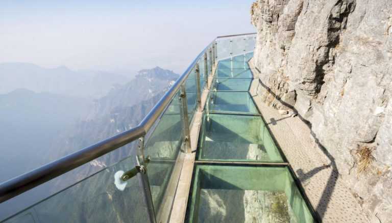 Cina. Crepe sul ponte di vetro sospeso a 1.100 metri di altezza Cina. Crepe sul ponte di vetro sospeso a 1.100 metri di altezza