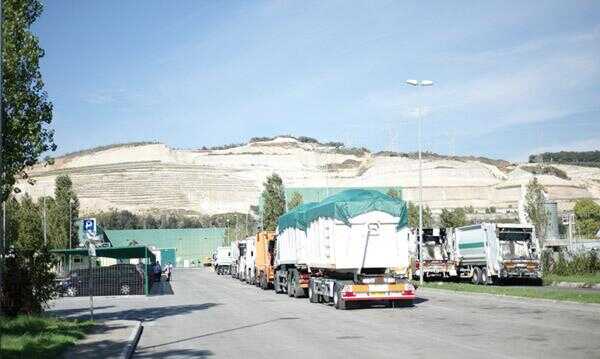 Battipaglia. Code e lunghe attese allo Stir per i camion dei rifiuti