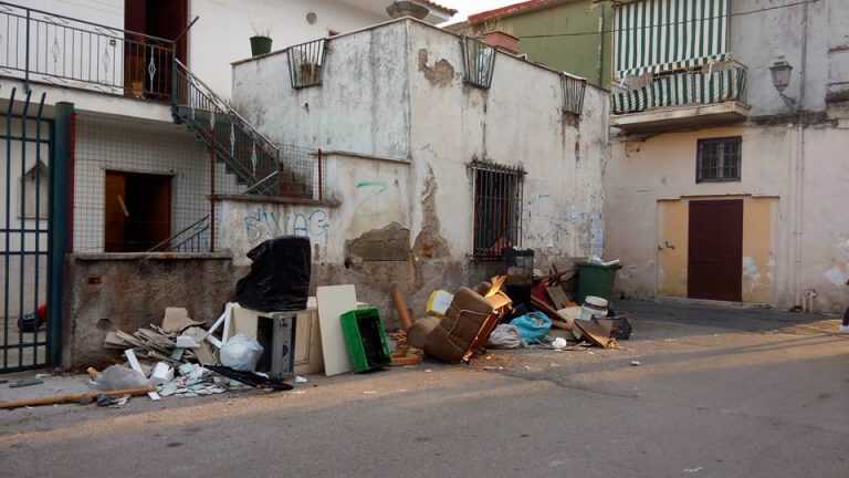 Pagani. Discarica in pieno centro storico. Da 60 giorni nessuno rimuove i rifiuti