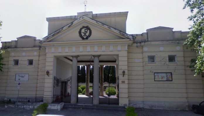 Pagani, cimitero: le operazioni di restyling convincono a metà