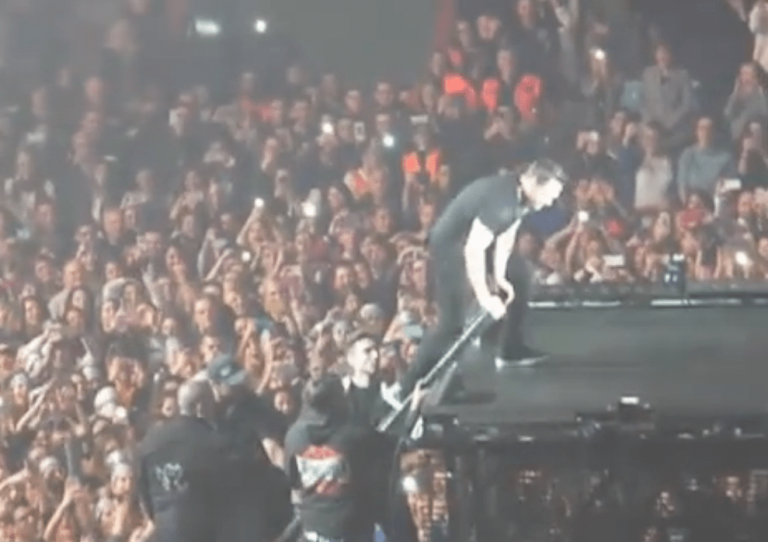 Il palco mobile si blocca e Tiziano Ferro usa la scaletta. “Voglio il record di video”