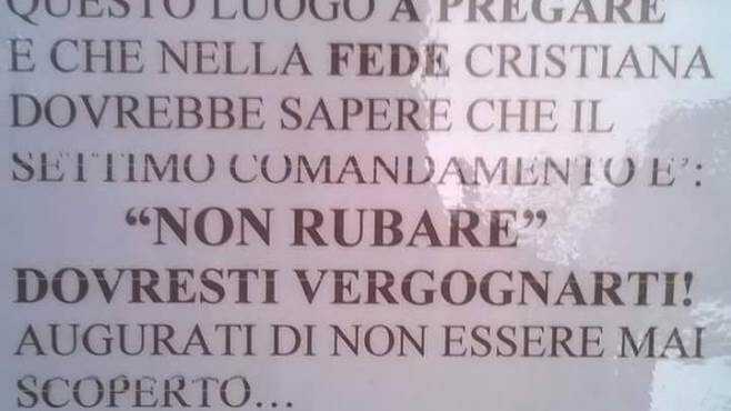 Avellino. Non c’è pace per i defunti, ladri portano via fiori dalle tombe. Spunta un cartello: Vergogna