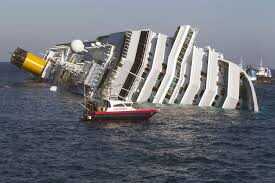 Nelle acque salernitane un pezzo della Costa Concordia Nelle acque salernitane un pezzo della Costa Concordia