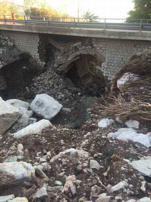 Crolla un ponte, una donna evita la tragedia