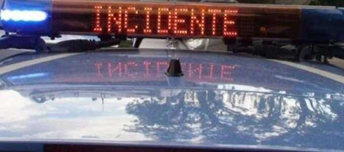 Auto si ribalta con due giovani a bordo: 25enne perde la vita