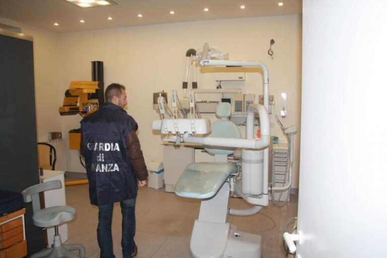 Operava senza laurea in uno studio dentistico. Denunciato per esercizio abusivo della professione