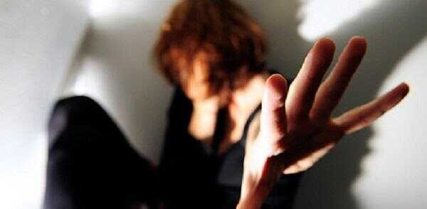 Torturano la presunta amante del padre. Arrestate due sorelle di Centola Torturano la presunta amante del padre. Arrestate due sorelle di Centola