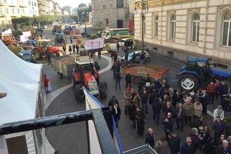 Benevento. Marcia trattori promossa dalla “Agrisemi Minicozzi”