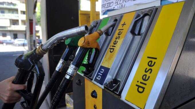 Nocera Inferiore, carburante farlocco, sequestrate 12 colonnine presso 3 distributori