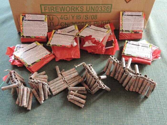 Botti illegali nascosti in un negozio di alimentari: scatta il sequestro