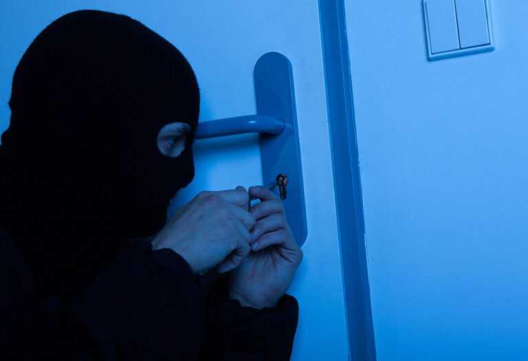 Capaccio, ladri irrompono in casa e sequestrano ragazza di 16 anni