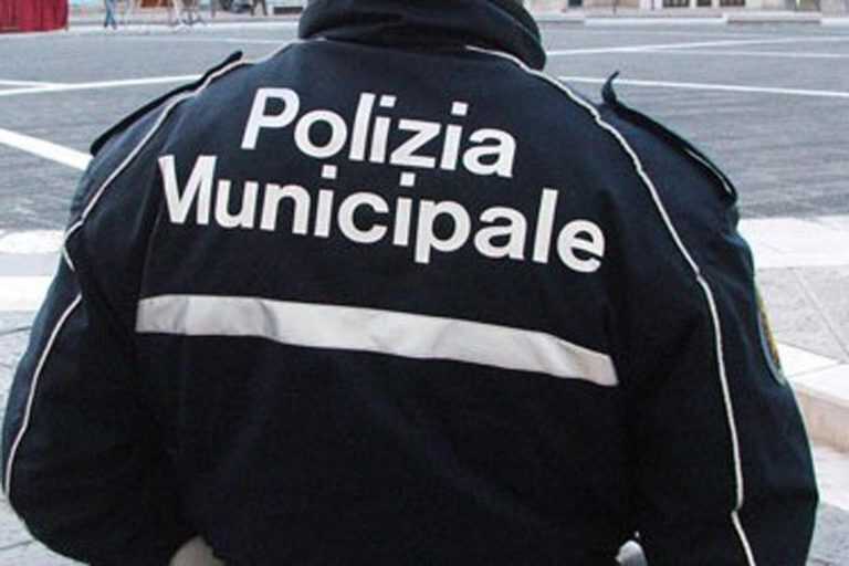 Ristoratore e suo figlio aggrediscono Vigili Urbani: alla base dissapori per un dehors