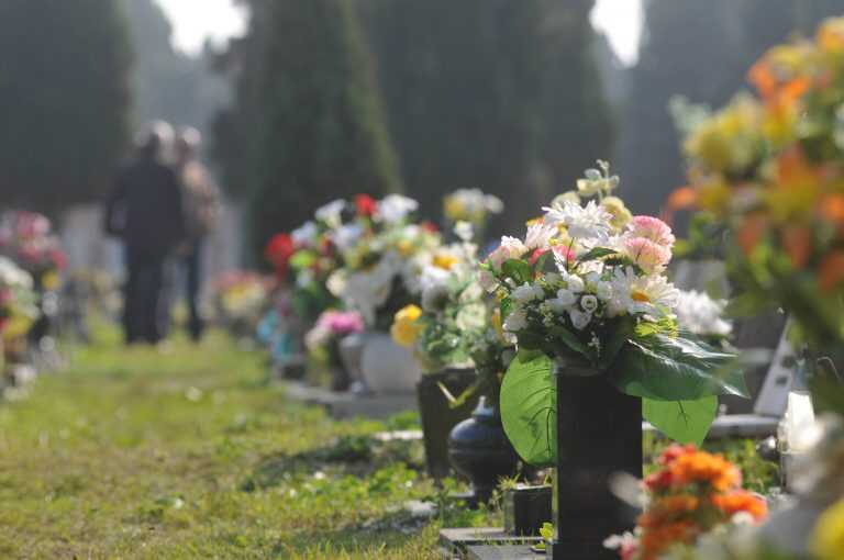 Sarno, furiosa lite al cimitero tra due donne: volano offese e ceffoni