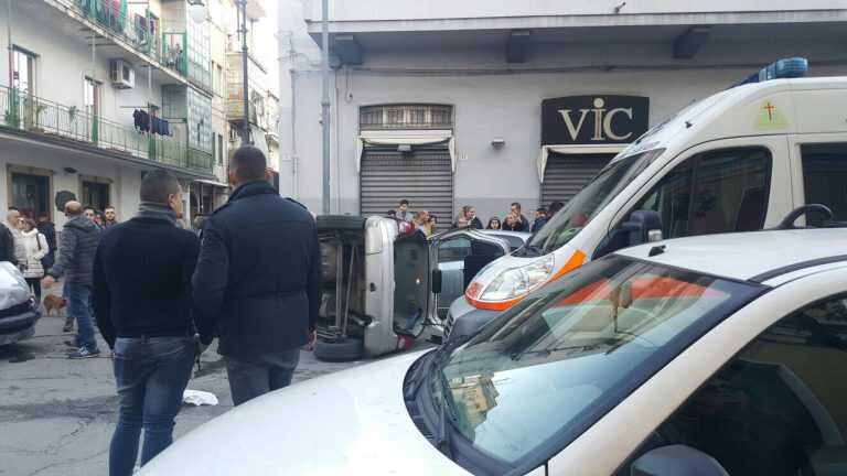 Pagani, incidente in via Cesarano. Auto capovolta e tre feriti