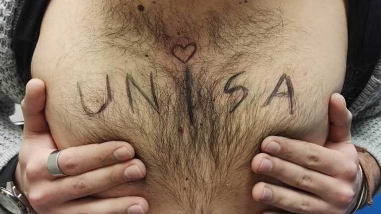 Sfida tra università a suon di decolletè. La risposta ironica del web