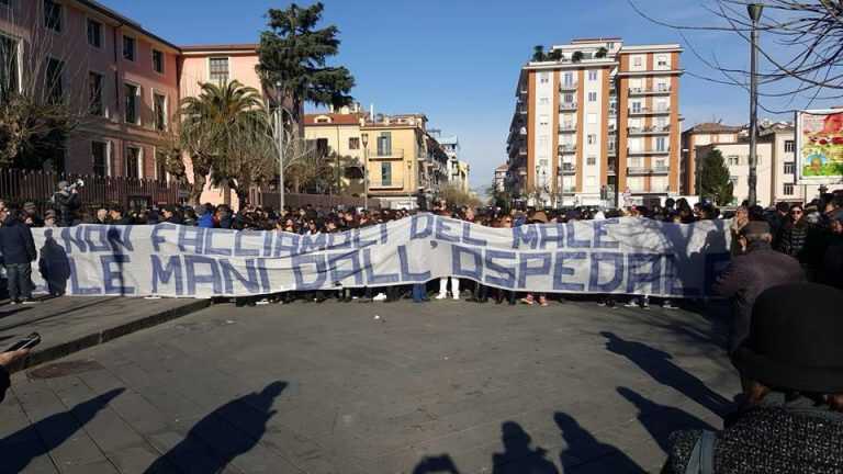 Ospedale Cava. Proteste e blocchi in città