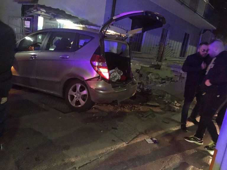 Incidente nella notte. Giovane finisce con la sua auto contro un muro