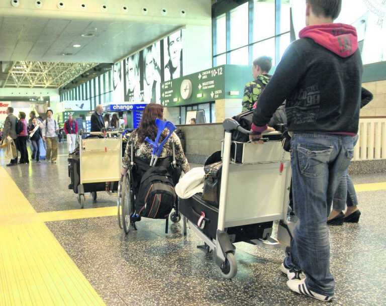 Portano via i giubbotti di salvataggio dall’aereo come souvenir: denunciati due liceali