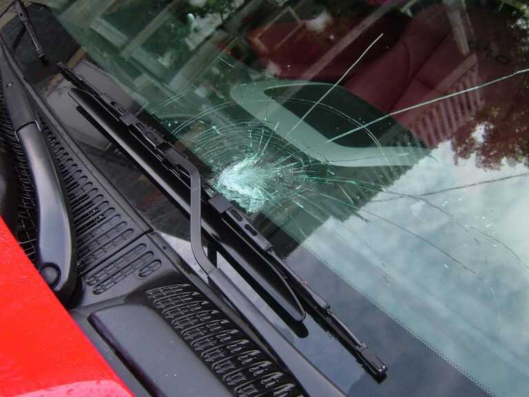 Vandali ancora in azione, auto danneggiate in centro: 20 casi in due settimane. E’ polemica