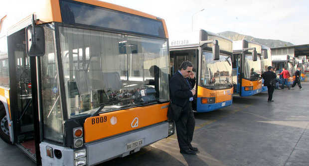 Donna scippata su un autobus, il ladro le porta via…