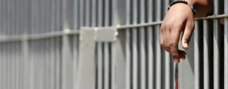 Panico al carcere di Fuorni: detenuto provoca incendio in una cella