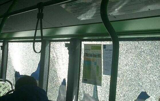 Baby gang assalta bus Anm. Distrutti i vetri laterali e anteriori