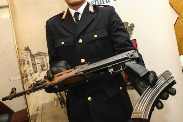 Napoli. Kalashnikov e munizioni squestrati in case popolari