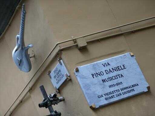 Pino Daniele: installata la chitarra nel vicolo di Napoli a lui dedicato