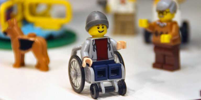 Lego realizza il primo omino su sedia a rotelle