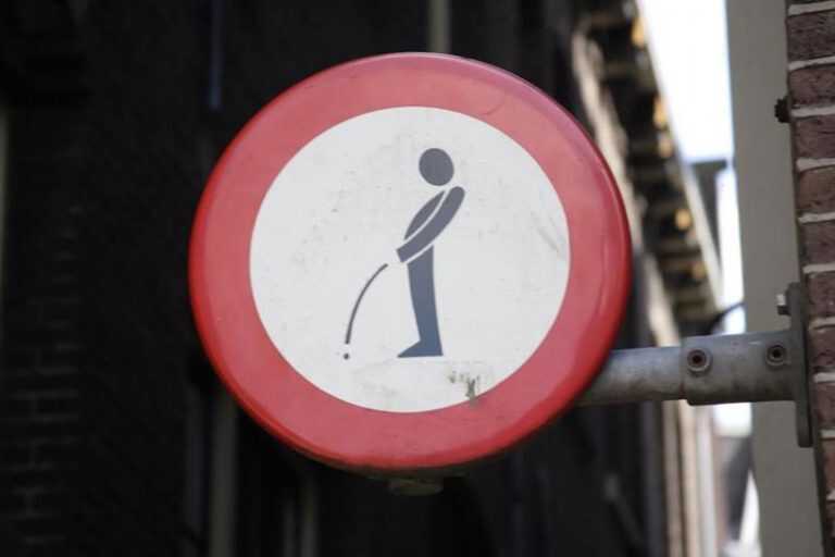 Multa di 10mila euro per chi fa la pipì in strada