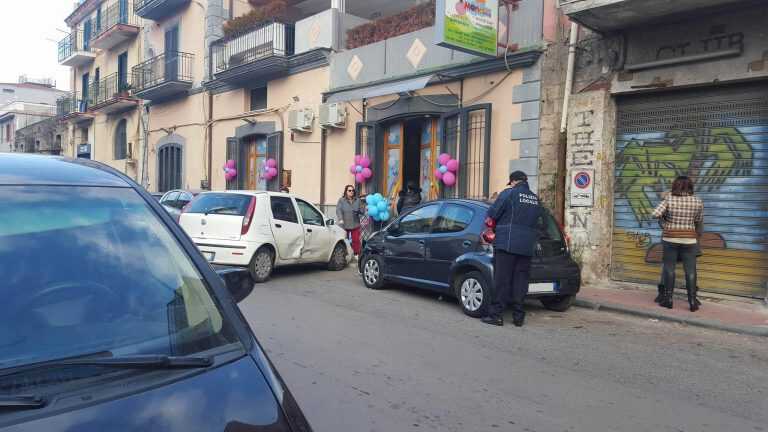 Incidente di fronte la scuola elementare. Tragedia sfiorata a Pagani