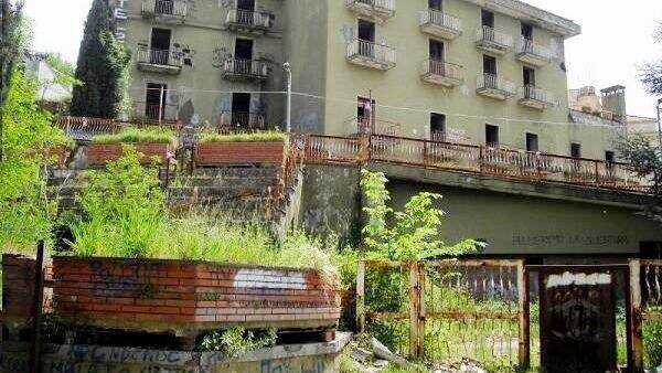 Riconversione dell’ex Hotel Due Torri. Senatore: “Un passo fondamentale”