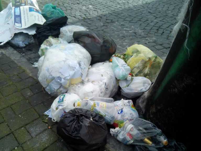 Rifiuti: stamane al via il “porta a porta spinto”