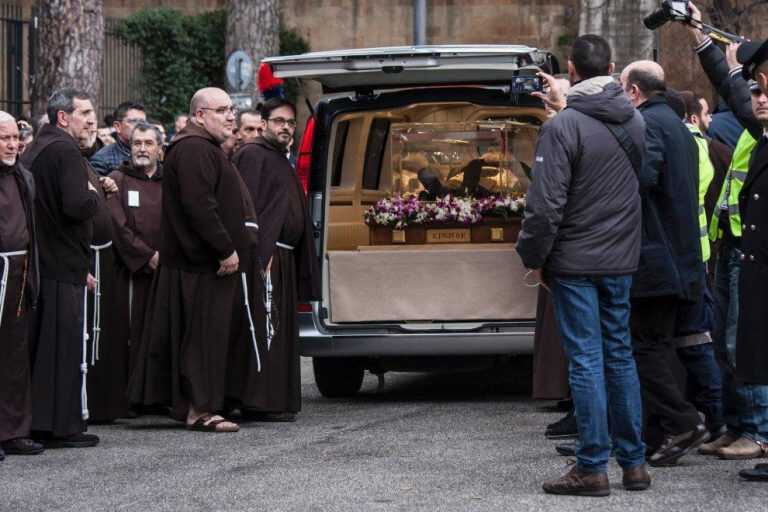 Le spoglie di Padre Pio a Roma: è polemica sul web