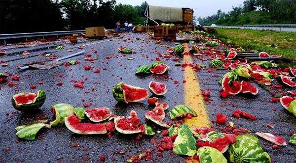 Camion di frutta si ribalta sull’autostrada all’altezza di Fisciano