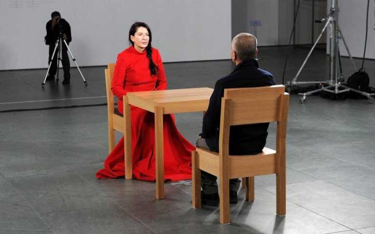 Marina Abramović al MoMA, all’arrivo dell’ex Ulay succede qualcosa di inaspettato