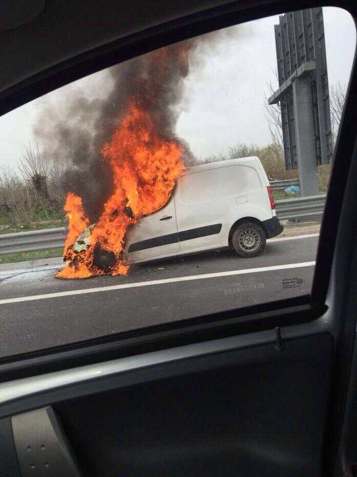 Furgone prende fuoco sull’autostrada  nei pressi di Palma Campania