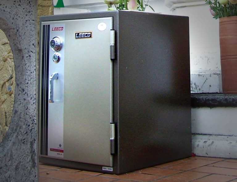 Bimba si chiude in una cassaforte in banca: panico tra i presenti